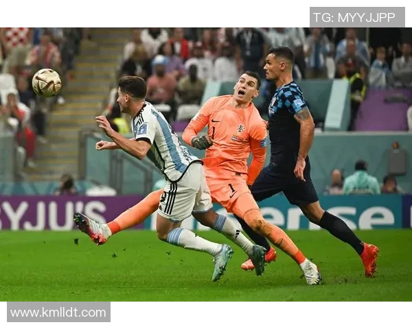 克罗地亚与阿根廷激战正酣双方拼搏展现足球魅力与激情 克罗地亚与阿根廷激战正酣双方拼搏展现足球魅力与激情